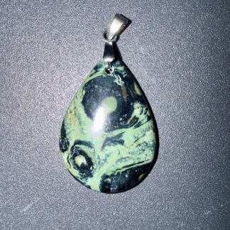 Pendentif poli en Jaspe Kambaba – paix intérieur & ancrage