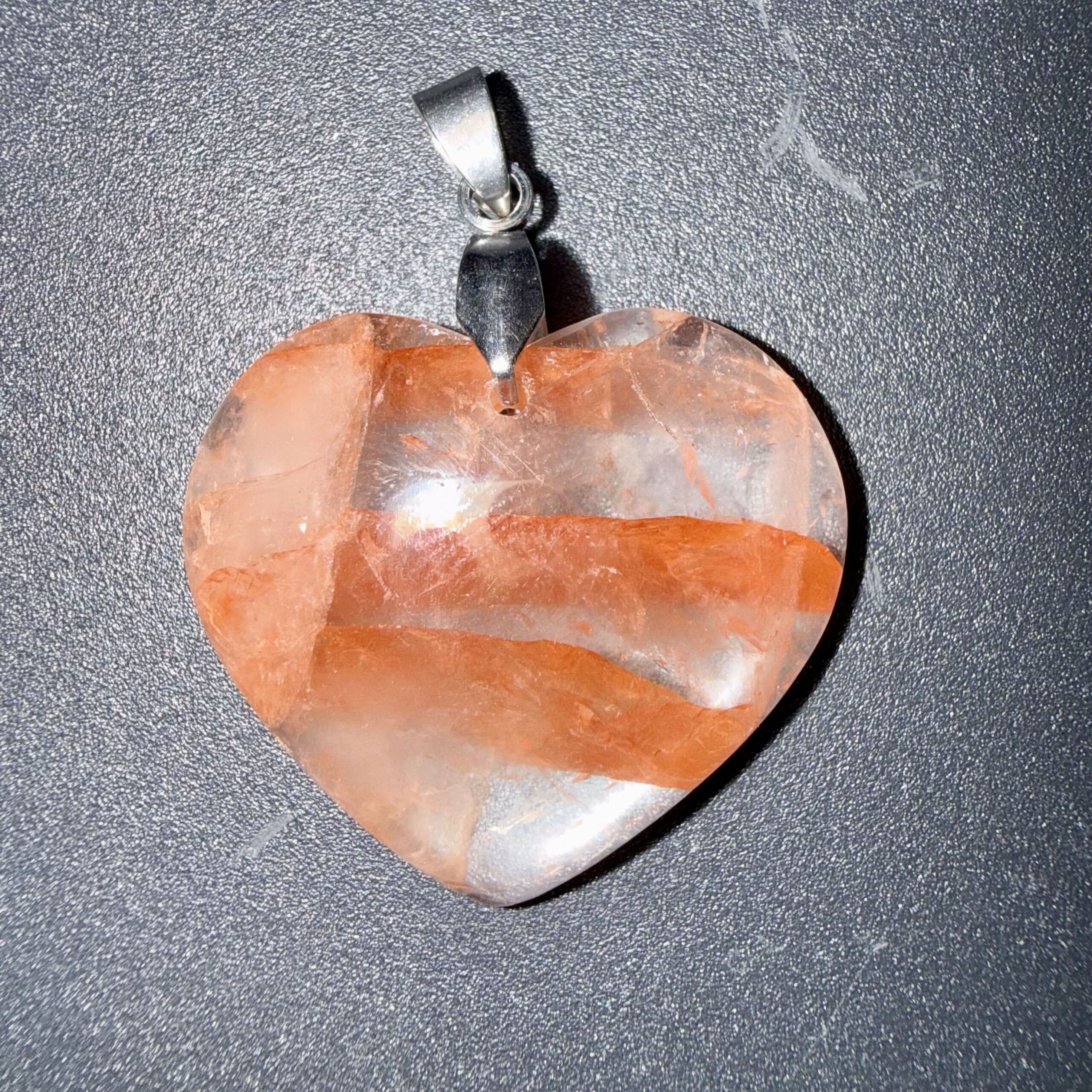 Pendentif poli en Quartz hématoïde – confiance & ancrage