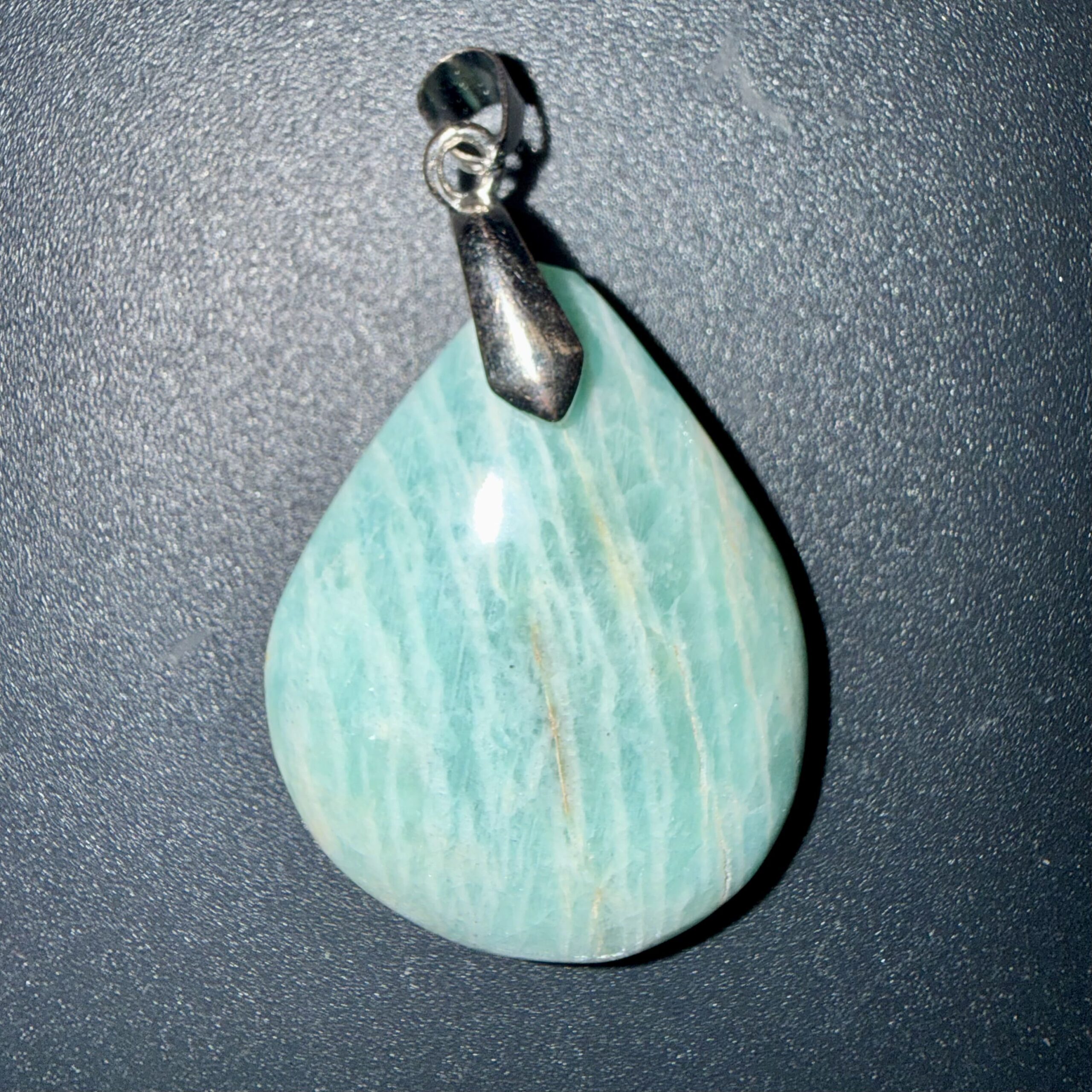 Pendentif poli en Amazonite – équilibre & communication