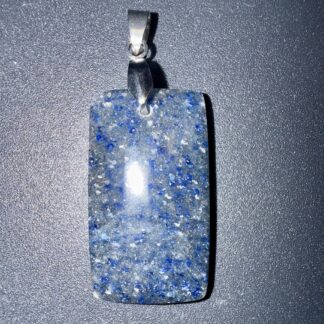 Pendentif poli en Dumortiérite – équilibre & mémoire