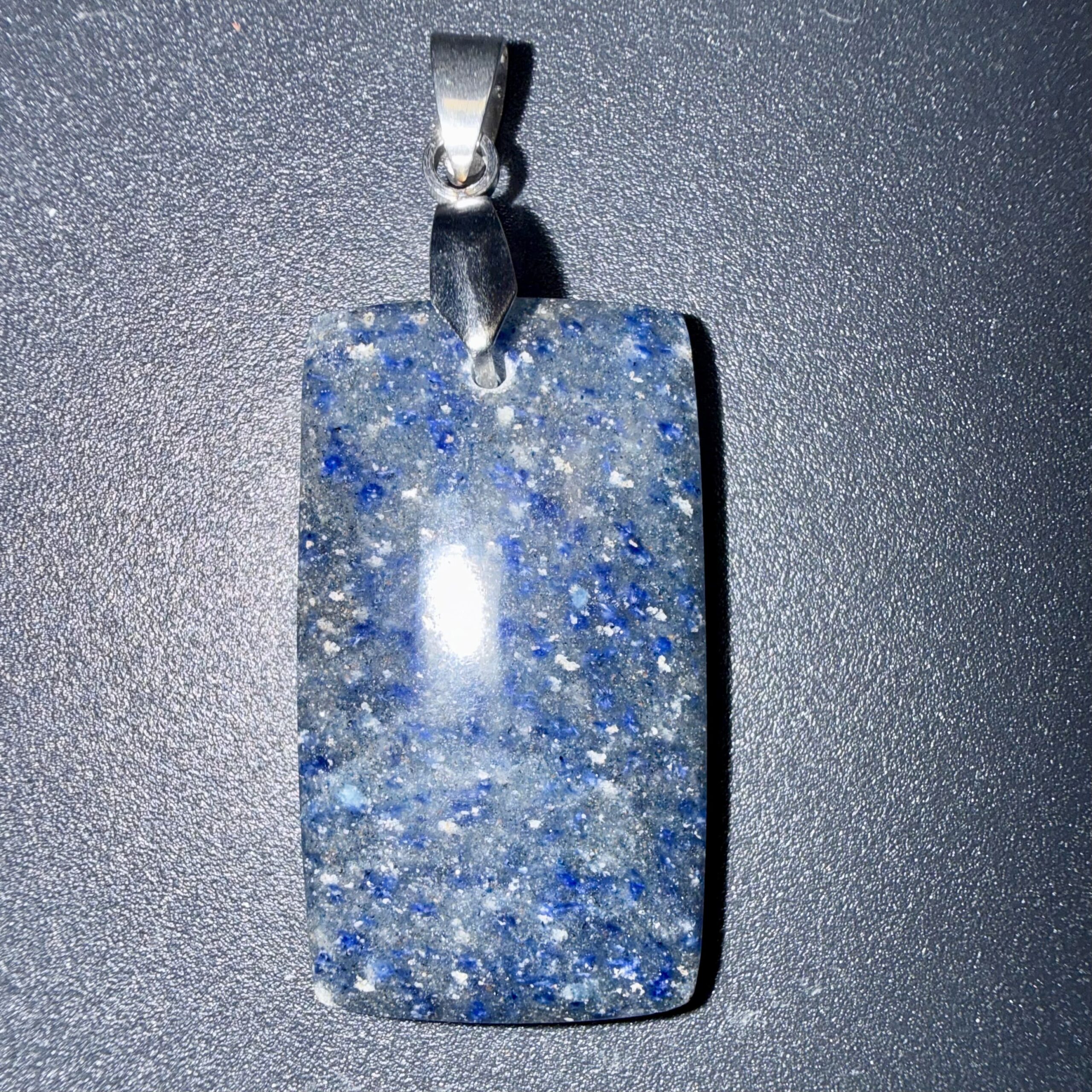 Pendentif poli en Dumortiérite – équilibre & mémoire