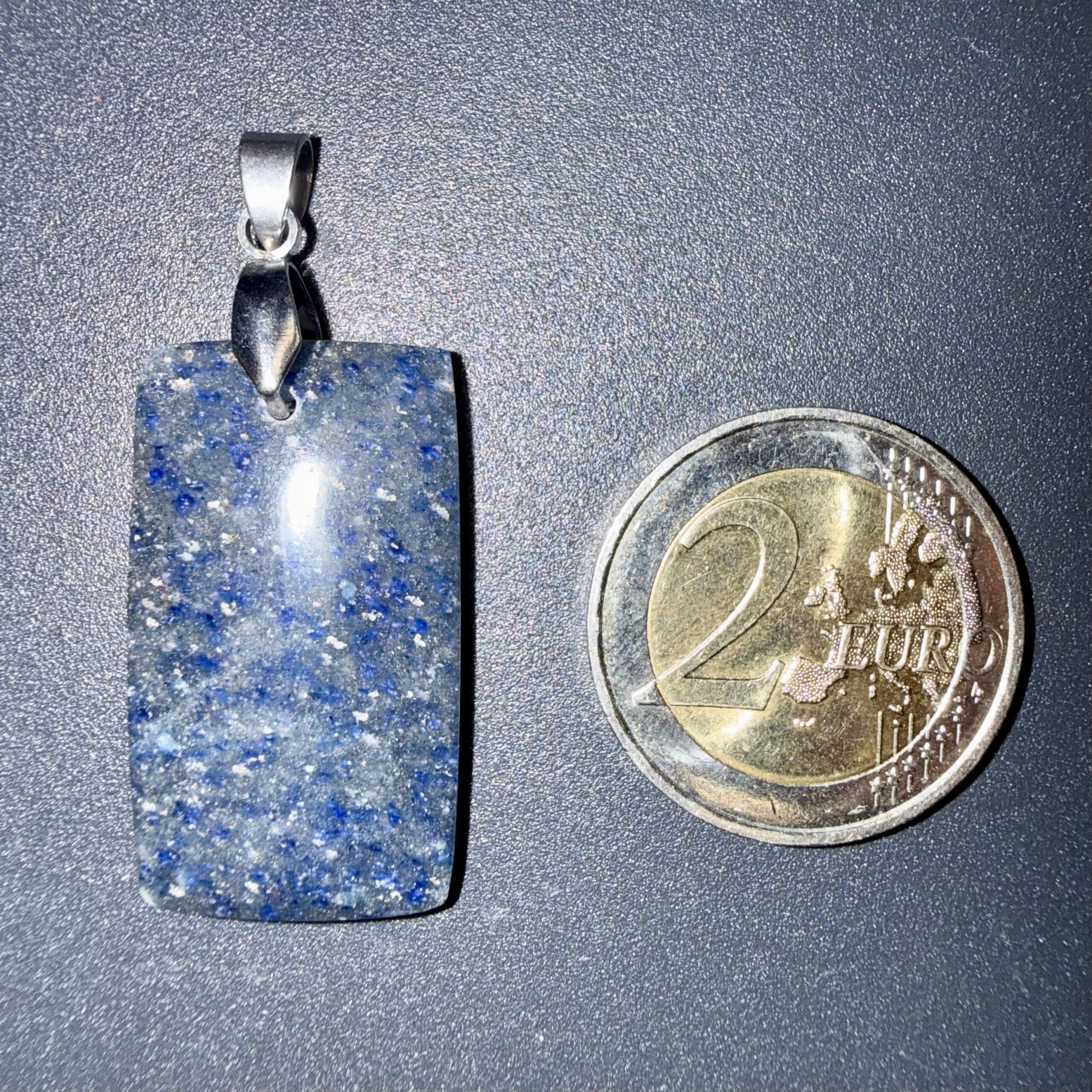 Pendentif poli en Dumortiérite – équilibre & mémoire – Image 2