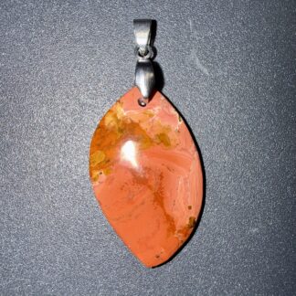 Pendentif poli en Bois fossilisé / pétrifié – stabilité & connexion avec la nature