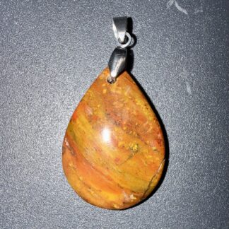 Pendentif poli en Bois fossilisé / pétrifié – stabilité & connexion avec la nature