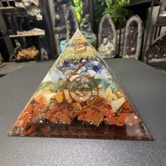 ORGONITE PYRAMIDE 7 CHAKRAS