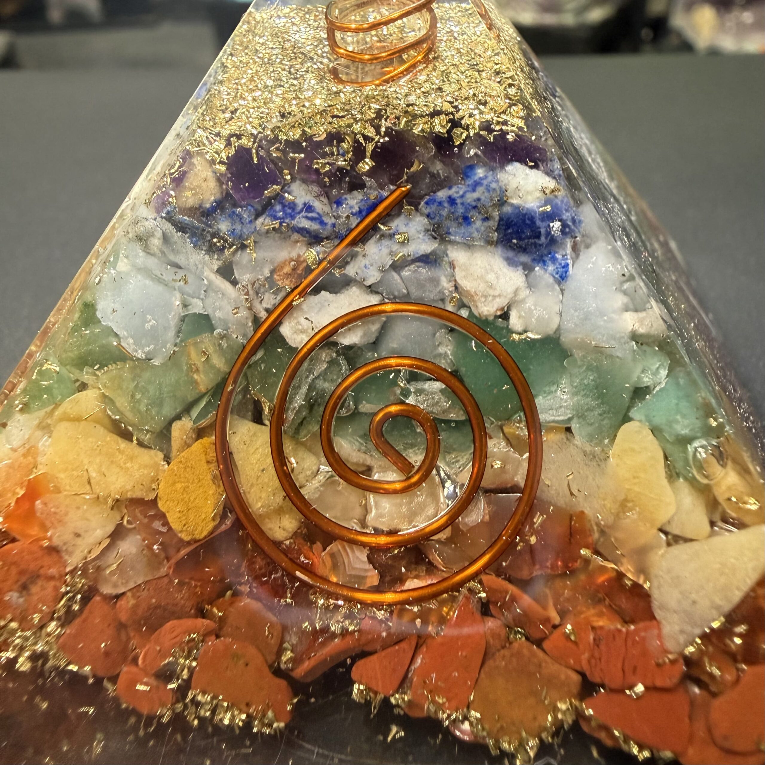 Orgonite pyramide 7 chakras – Image 2