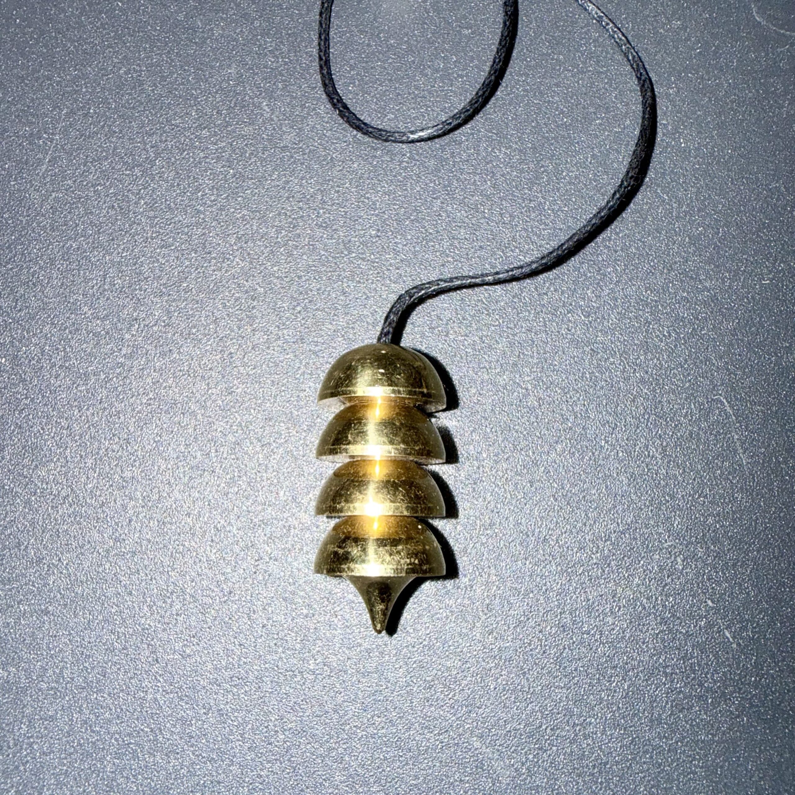 Pendule égyptien osiris 4 piles servranx - laiton