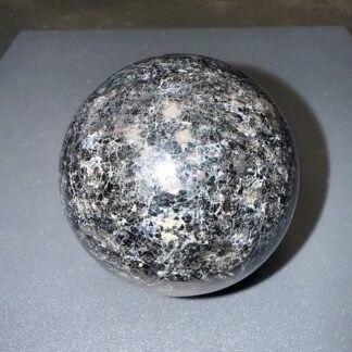 Sphère en tourmaline noire naturelle – 65 mm – 390 g