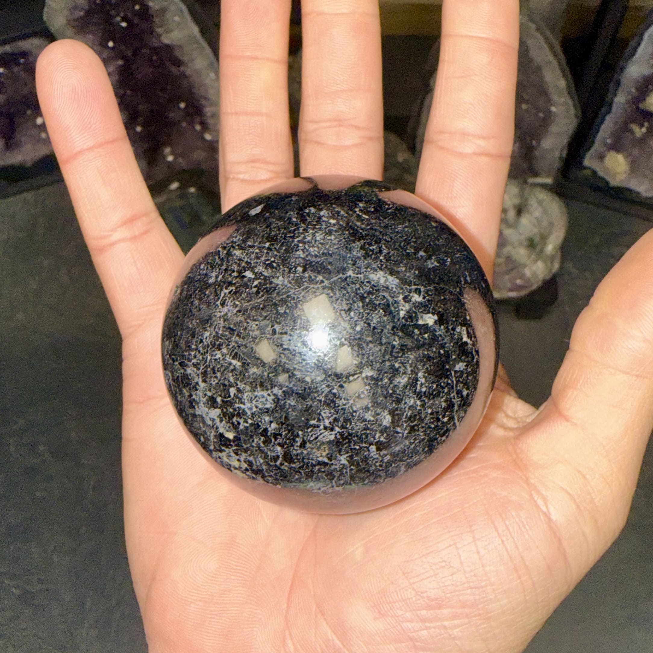 Sphère en tourmaline noire naturelle – 65 mm – 390 g – Image 2