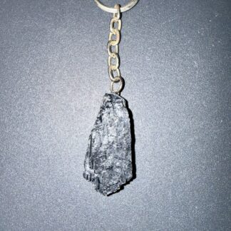 Porte-clés en tourmaline noire naturelle brute
