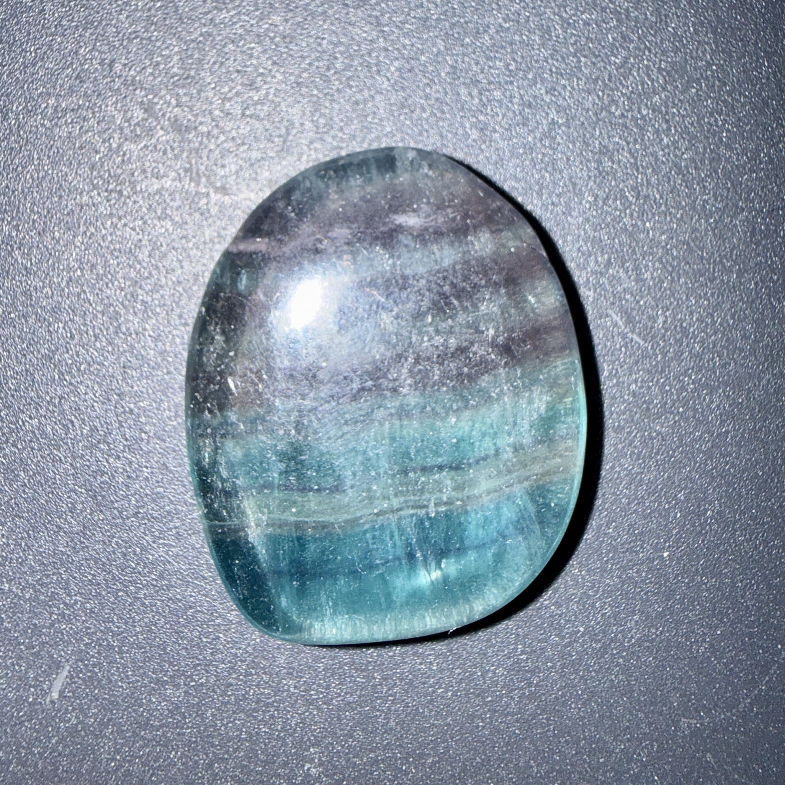 Galet poli en fluorite naturelle