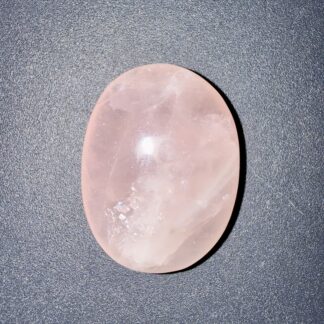 Galet poli en quartz rose naturelle