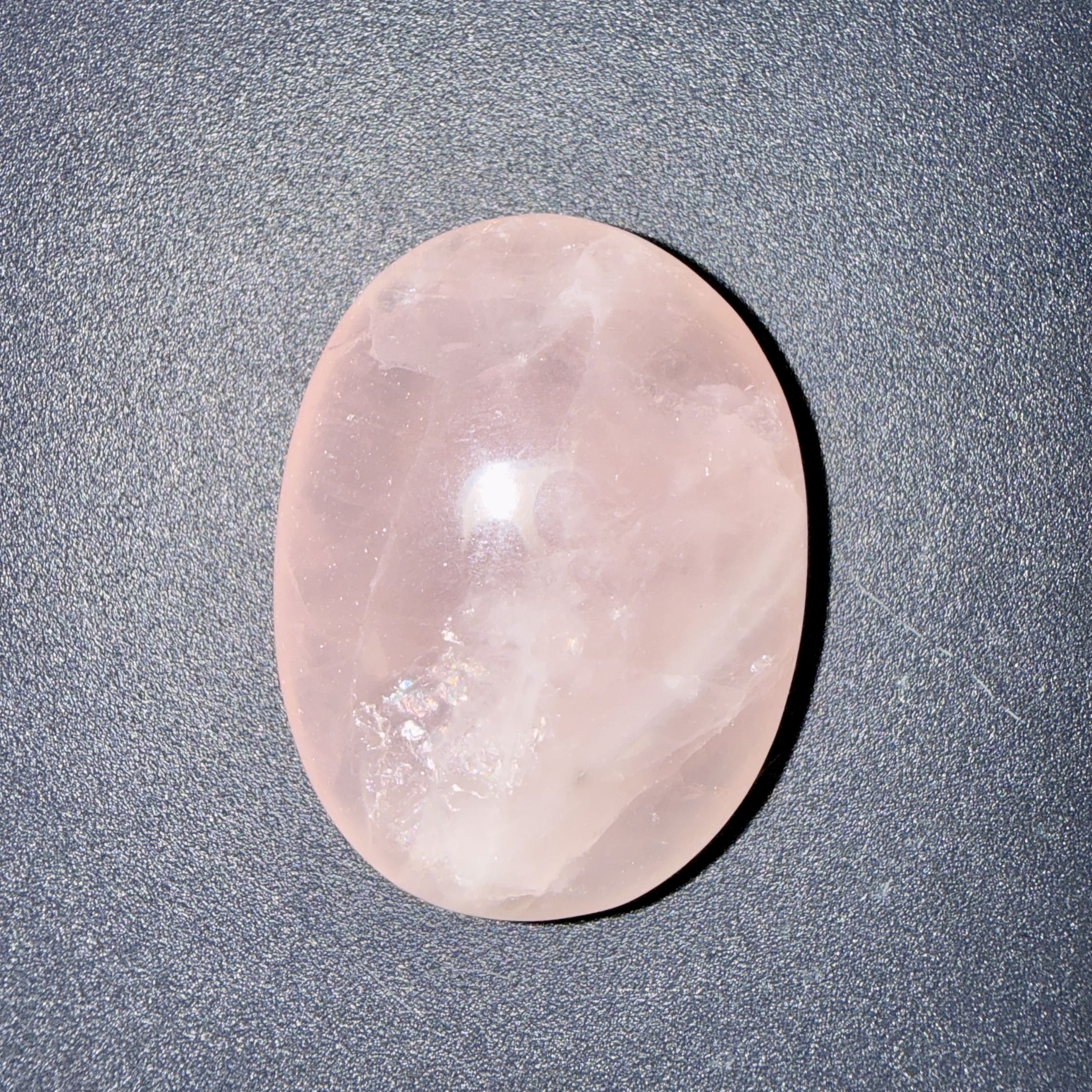 Galet poli en quartz rose naturelle