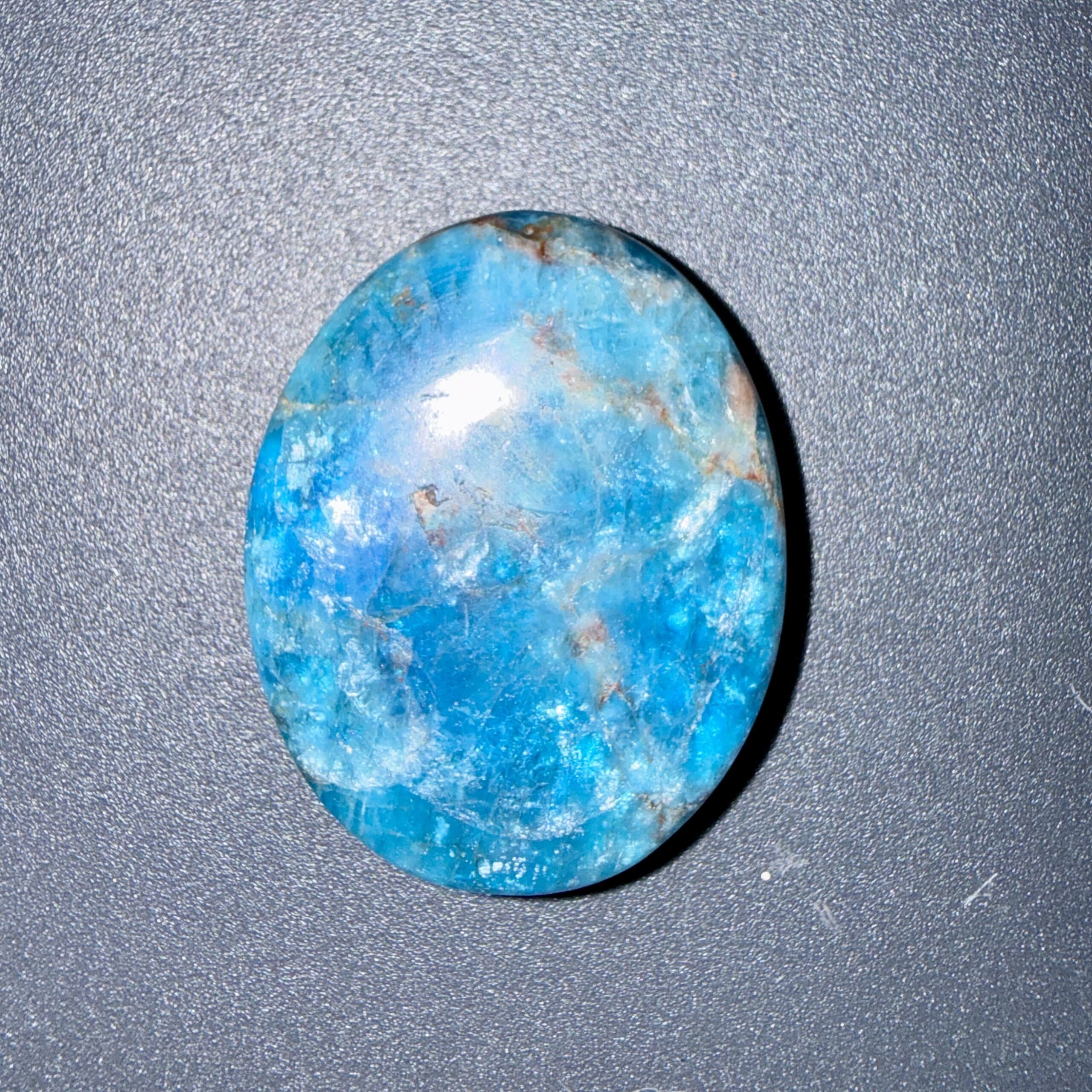 Galet poli en apatite naturelle