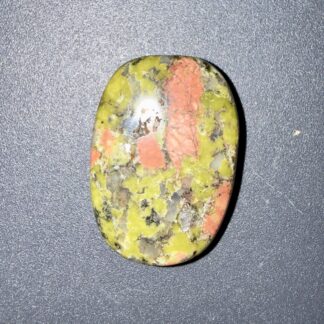 Galet poli en unakite naturelle