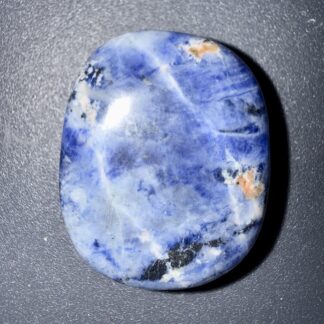 Galet poli en sodalite naturelle