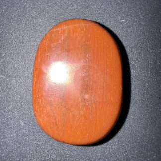Galet poli en jaspe rouge naturelle