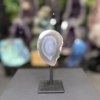 Tranche d’agate bleue naturelle sur socle