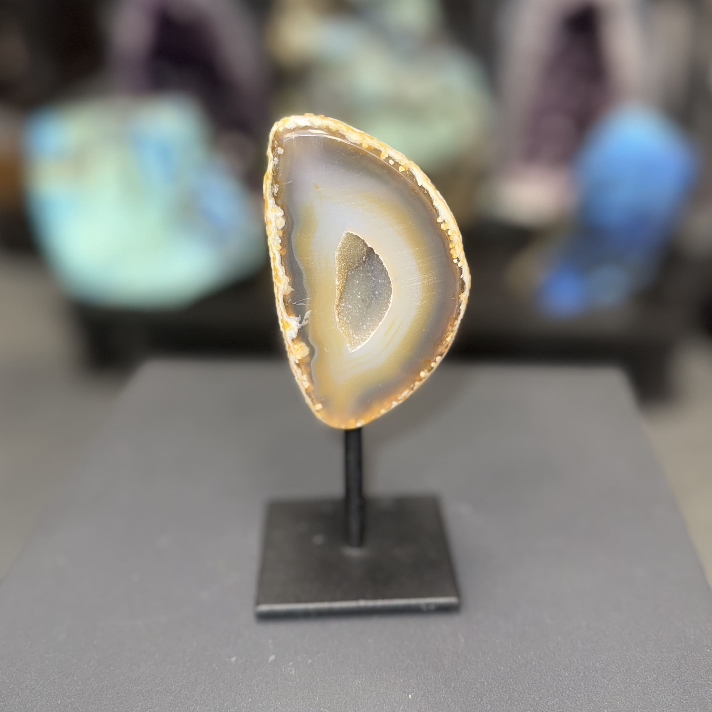 Tranche d’agate naturelle sur socle