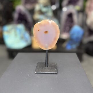 Tranche d’agate naturelle sur socle
