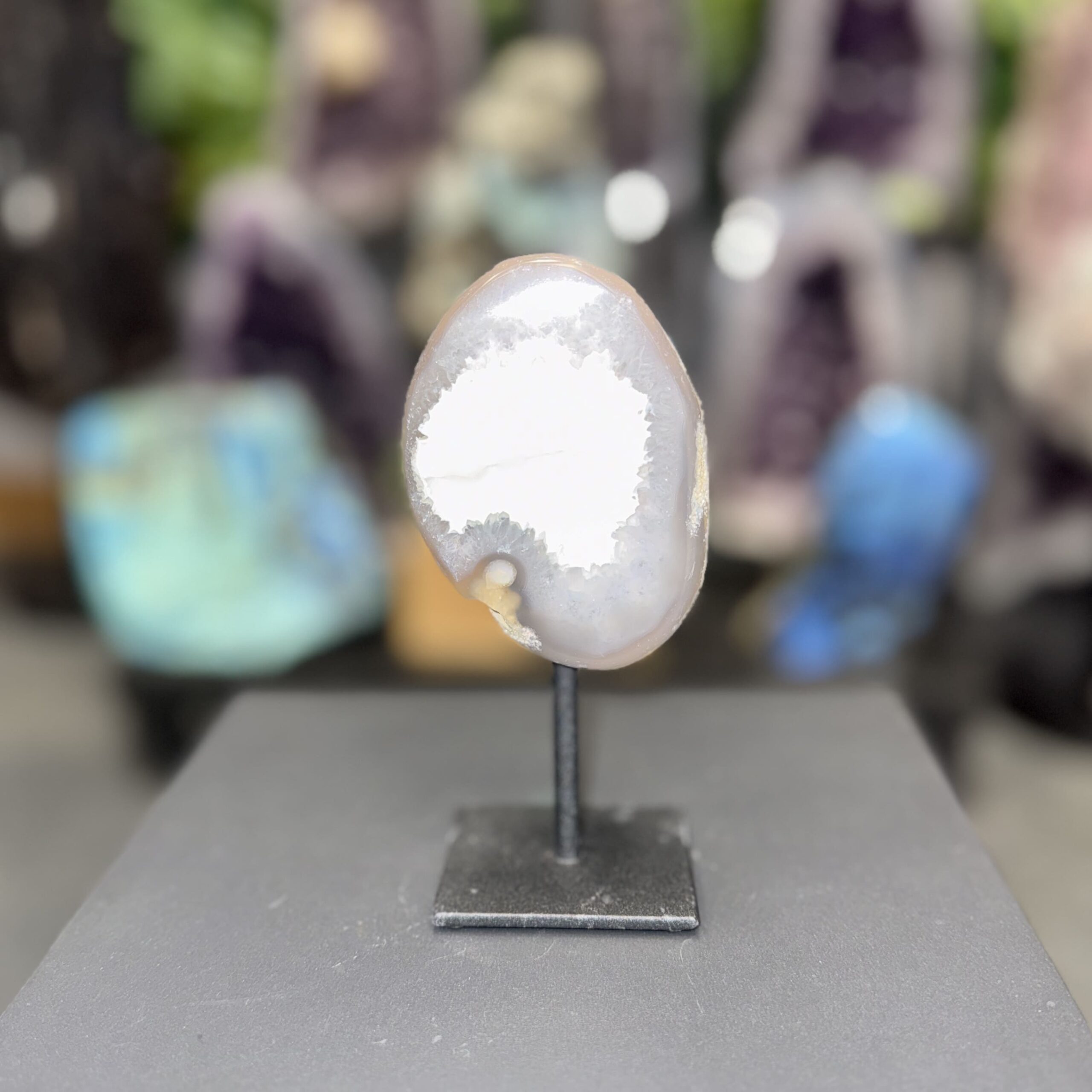 Tranche d’agate naturelle sur socle