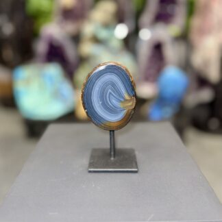 Tranche d’agate naturelle sur socle