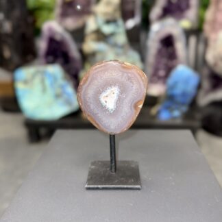 Tranche d’agate naturelle sur socle