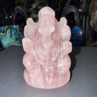 Ganesh en quartz rose poli – 240 g – 8 x 5 cm