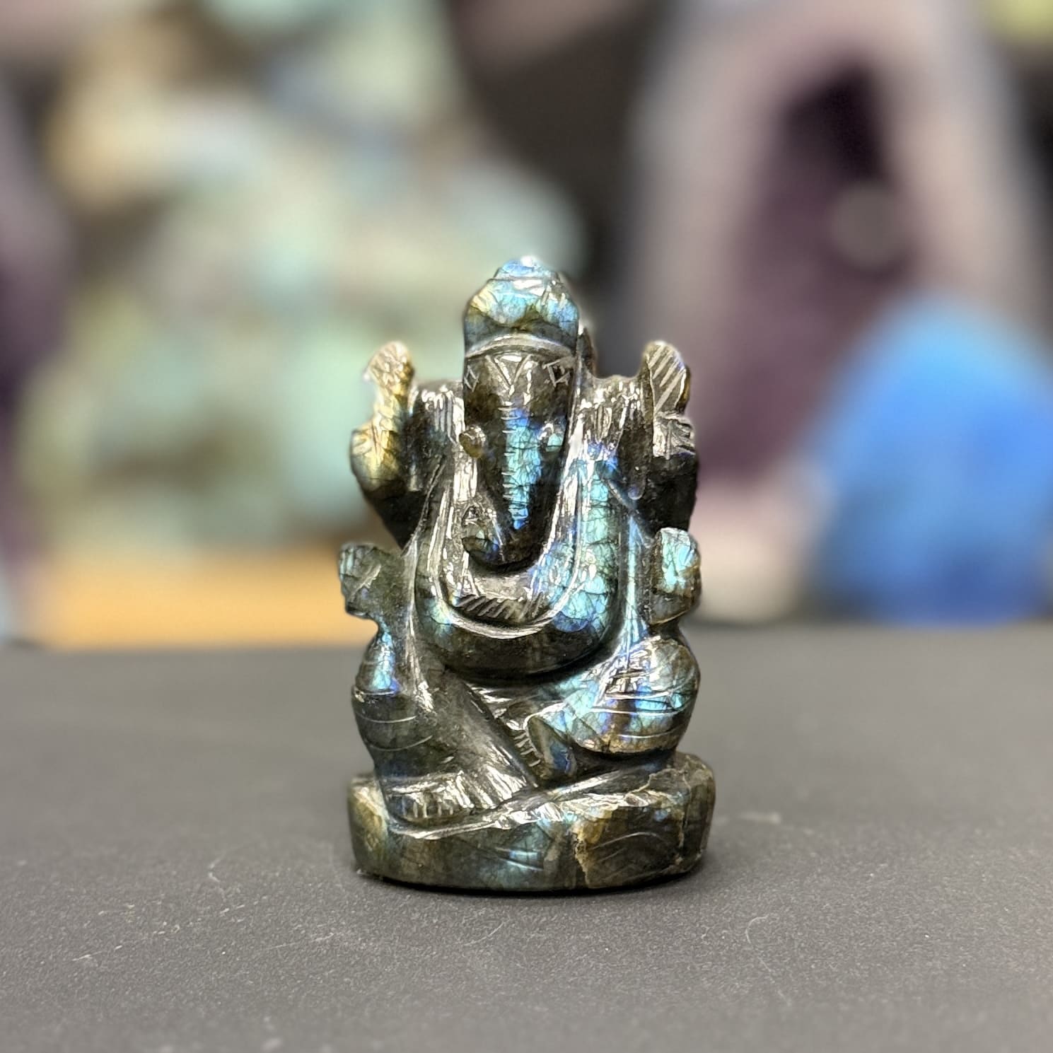 Ganesh en labradorite poli – 125 g – 8 x 5 cm