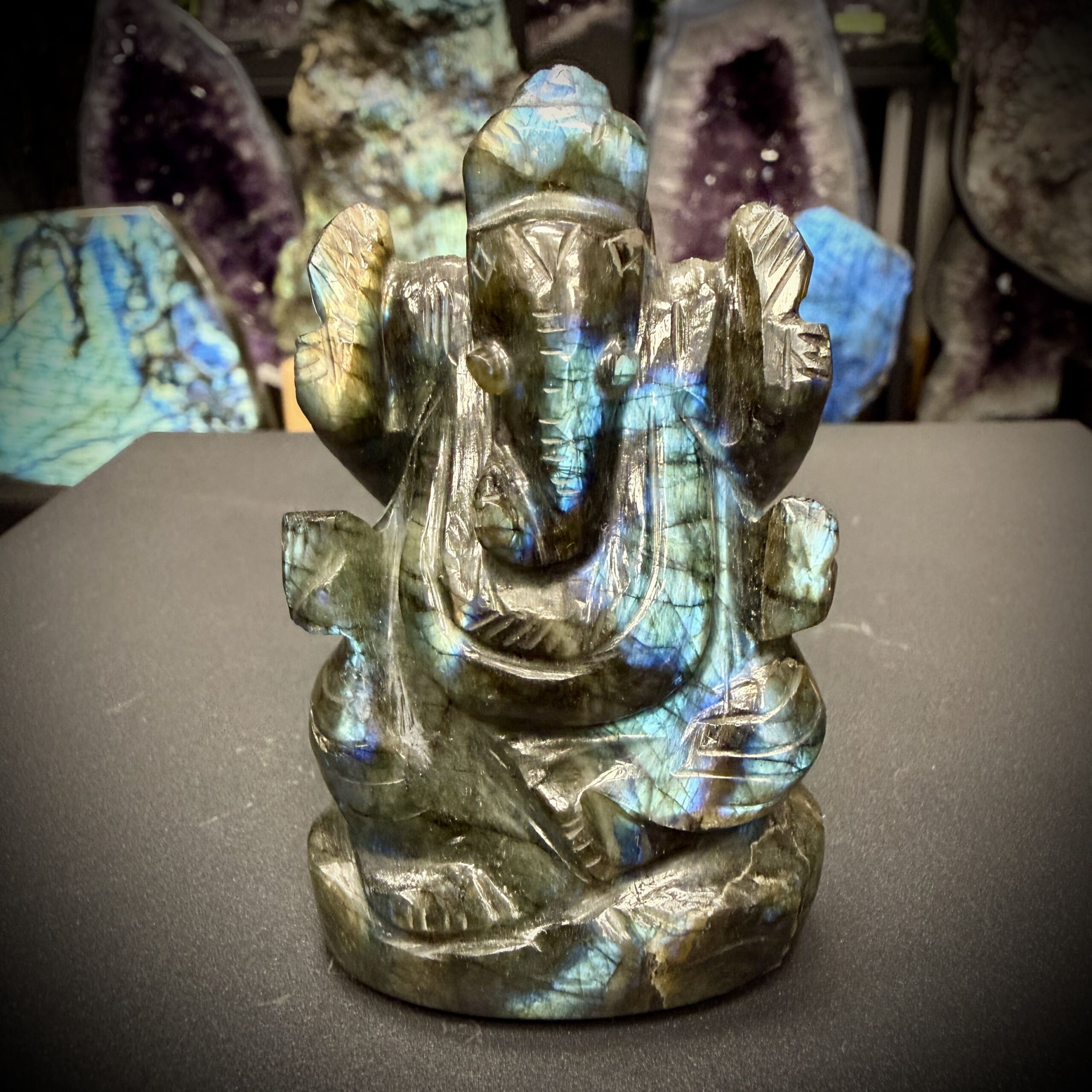 Ganesh en labradorite poli – 125 g – 8 x 5 cm – Image 2