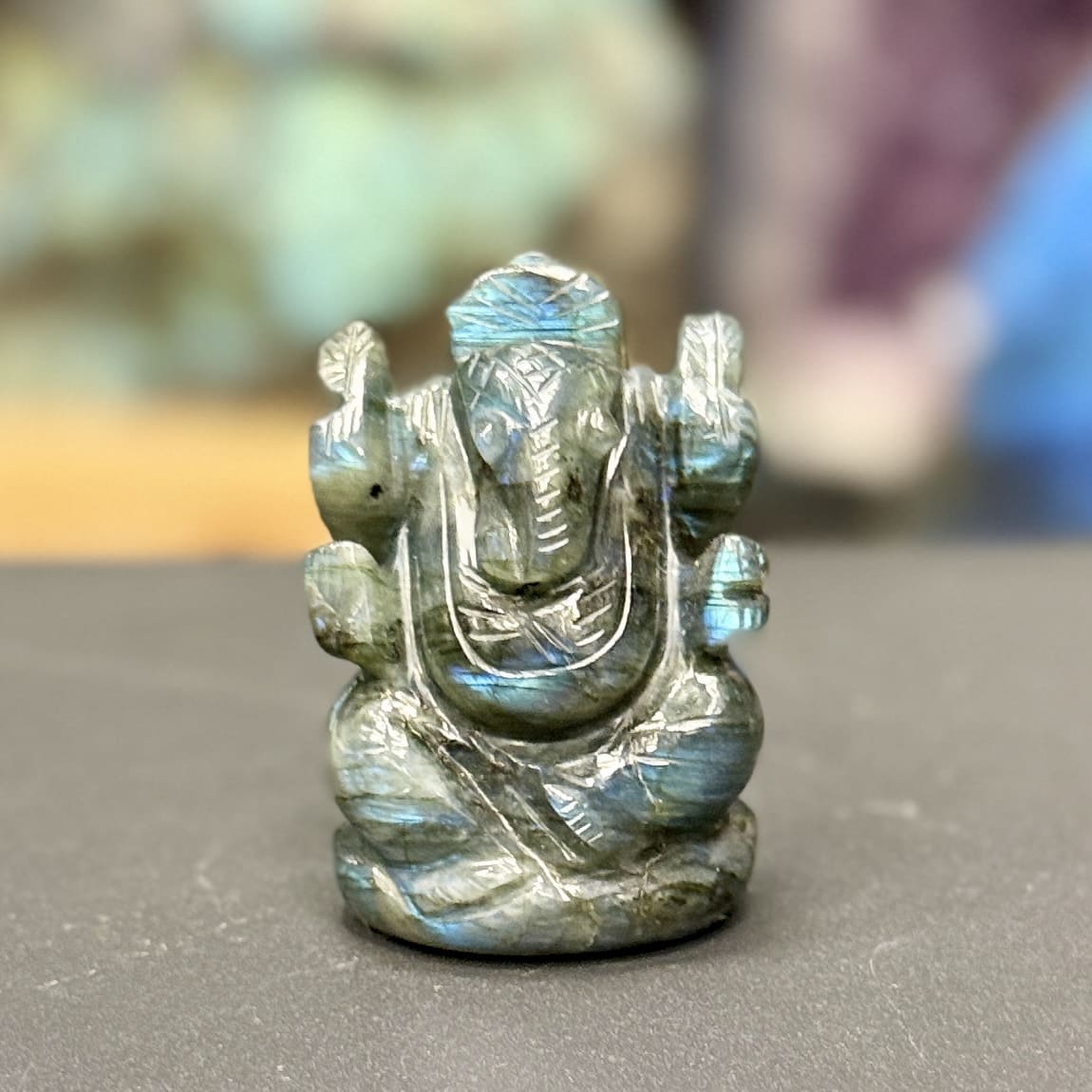 Ganesh en labradorite poli – 115 g – 6 x 4 cm