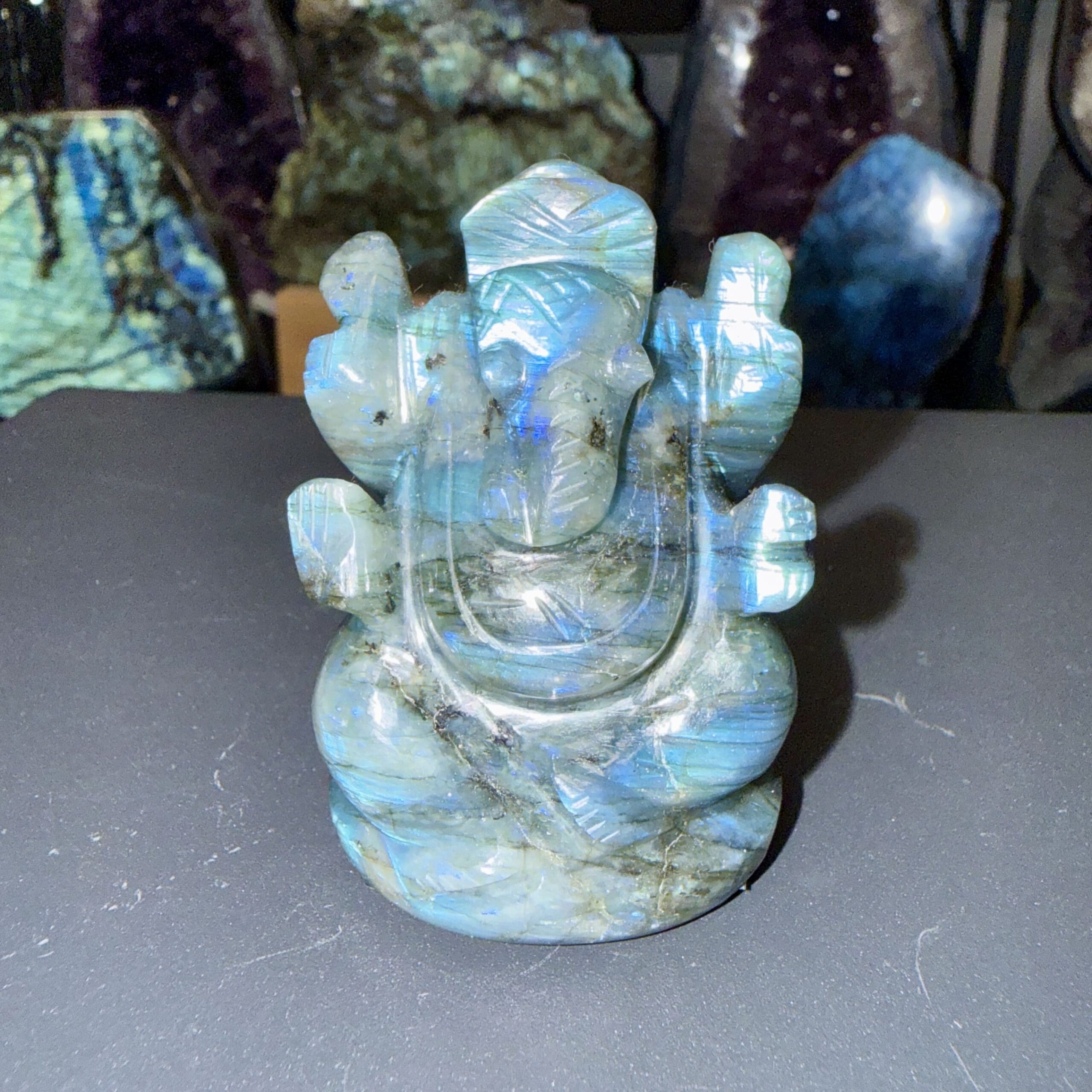 Ganesh en labradorite poli – 115 g – 6 x 4 cm – Image 2