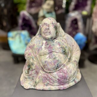Buddha d’exception en rubis sur cyanite polie – 7.8 kg – 20 x 20 cm