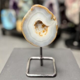 Tranche d'agate naturelle (qualité extra) sur socle