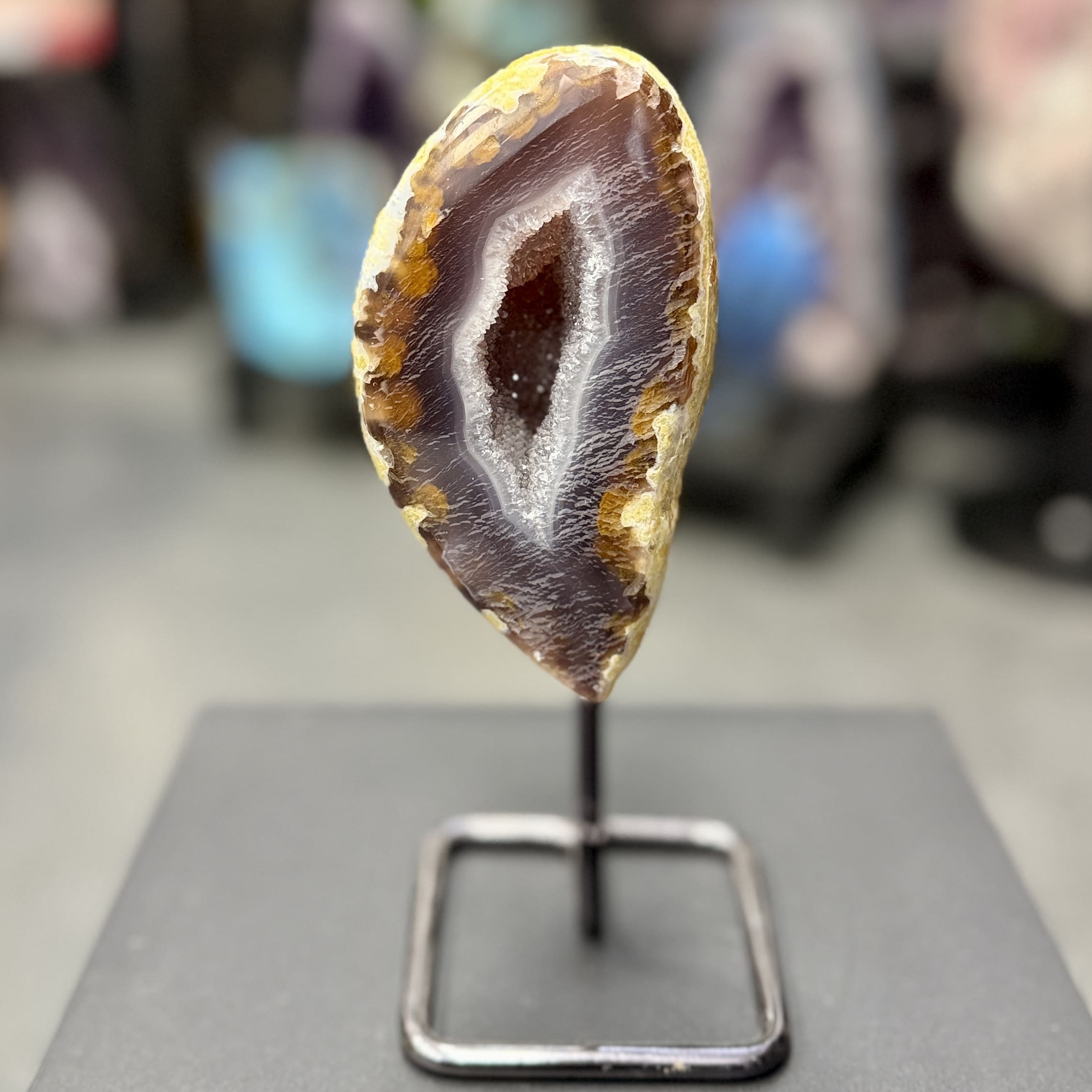 Tranche d'agate naturelle (qualité extra) sur socle