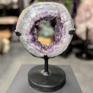 Améthyste de collection sur socle – forme ronde ajourée