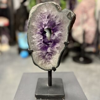 Améthyste de collection sur socle – forme libre ajourée