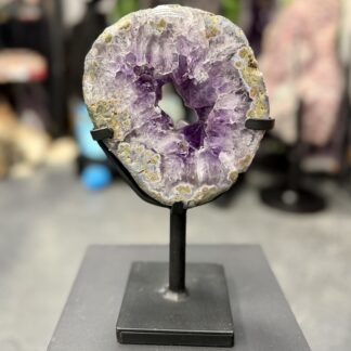 Améthyste de collection sur socle – cristallisation brute ajourée