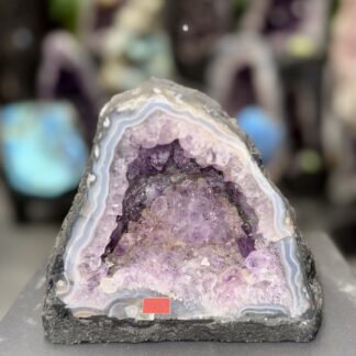 Géode d’améthyste naturelle 13 x 14 x 10 cm – 1,9 kg