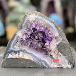 Géode d’améthyste naturelle 12 x 16 x 10 cm – 2,1 kg