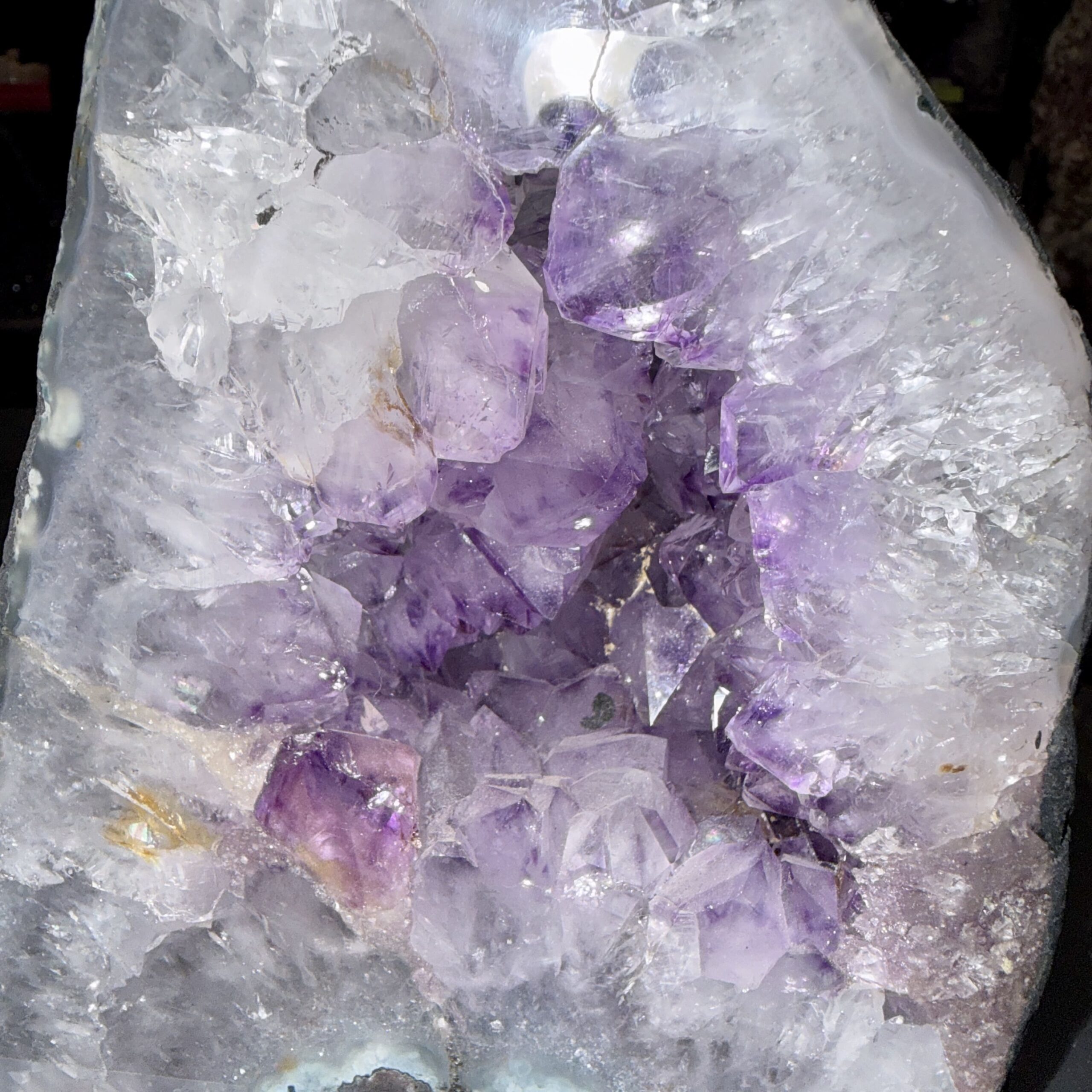 Géode d’améthyste naturelle 18 x 13 x 12 cm – 2,7 kg – Image 2