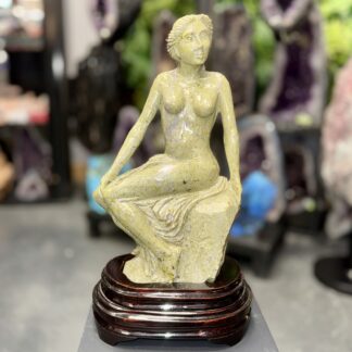 Sculpture femme en pierre de jade naturelle – Pièce exclusive