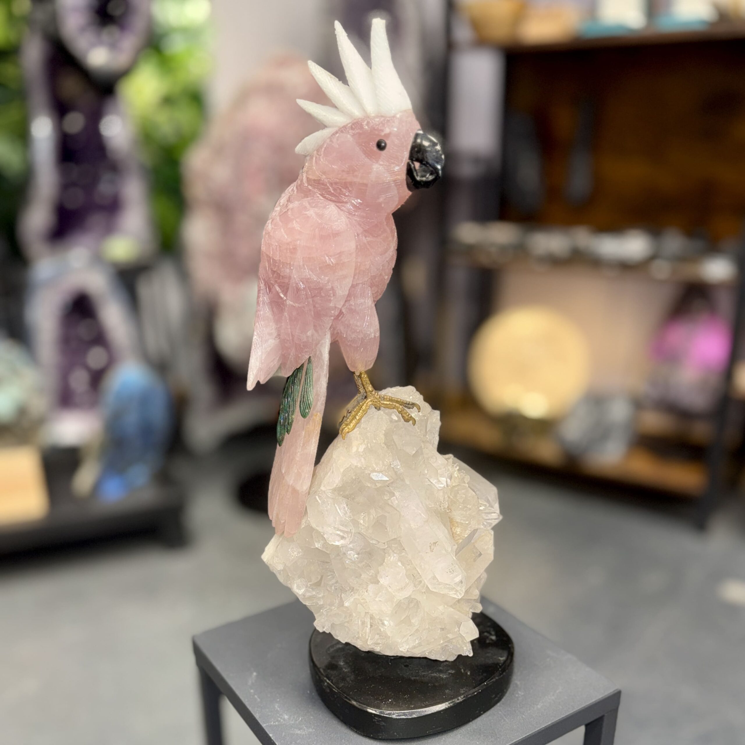 Cacatoès en quartz rose sur base cristal – Pièce exclusive – Image 2