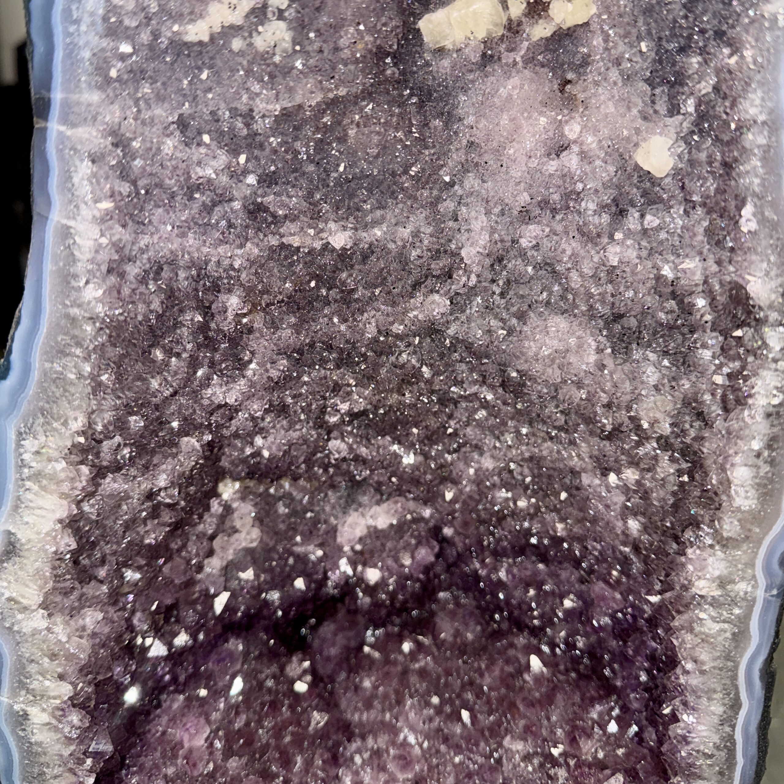 Géode d’améthyste naturelle – 50 x 20 x 15 cm - 13.5 kg – Image 3