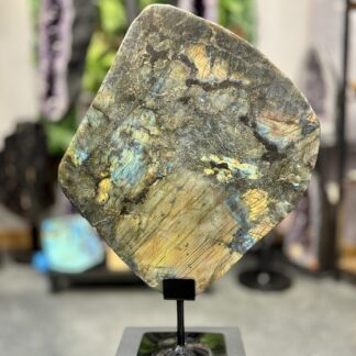 Labradorite poli sur socle de collection – 55 x 40 x 3 cm – 7,4 kg
