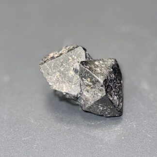 Spécimen de spinelle brut – 5 x 3 cm – 52 g