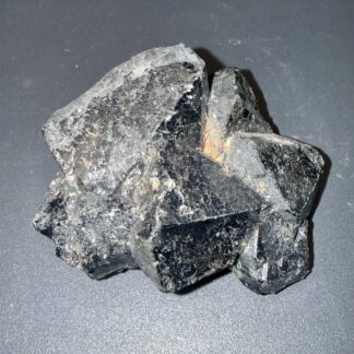 Spécimen de spinelle brut – 10 x 7 cm – 310 g