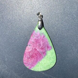 Pendentif poli en Rubis zoïsite – énergie vitale & créativité